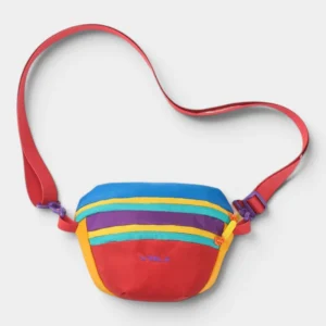 Sac banane colorblock en nylon multicolore posé de face, avec sangle et boucles ajustables en violet