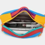 Sac Banane Colorblock Multicolore Compact Sac banane colorblock en nylon vu de dessus, poche principale ouverte révélant un téléphone et un rouge à lèvres