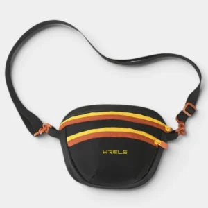 Sac banane nylon noir de face, avec rayures jaunes et oranges sur la poche zippée avant