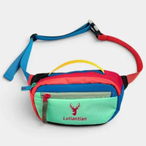 Petit sac banane nylon multicolore colorblock, posé de face avec sangle bicolore à clip plastique