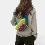 Sac banane multicolore porté dans le dos par une femme, vue de dos au style casual-sport