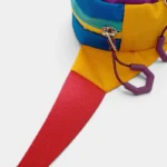 Sac banane multicolore outdoor en gros plan, vue arrière avec sangle rouge et mousqueton violet