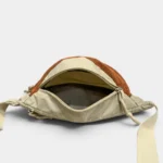 Sac Banane Nylon Ripstop Colorblock Années 90 Sac banane nylon beige vu de dessus, poche principale ouverte