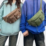 Sac Banane Nylon Ripstop Technique Outdoor Sac banane nylon à carreaux marron et vert porté en bandoulière par un couple au style streetwear décontracté