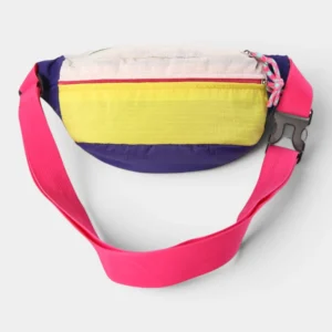 Sac banane nylon ripstop colorblock posé à plat de face, avec des blocs jaune vif, violet et rose vif sur la sangle