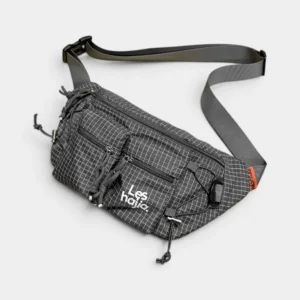 Sac banane nylon ripstop quadrillé gris anthracite, posé de face avec sangle réglable à clip plastique