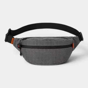Sac banane nylon quadrillé gris et blanc, présenté de face avec une sangle noire à clip plastique