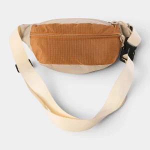 Sac banane nylon ripstop colorblock bicolore camel et beige, posé à plat de face, avec sangle contrastante et boucle plastique noire