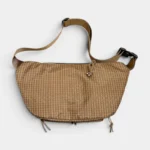 Sac Banane Nylon Ripstop Technique Outdoor Sac banane nylon ripstop beige kaki à motif quadrillé, posé à plat de face avec sangle à boucle plastique