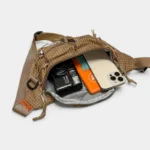 Sac Banane Nylon Ripstop Technique Outdoor Sac banane nylon beige, poche principale ouverte révélant un appareil photo Pentax et un smartphone