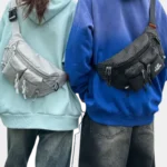 Sac Banane Nylon Ripstop Technique Outdoor Sac banane nylon gris et noir porté en bandoulière dans le dos par deux personnes au style streetwear