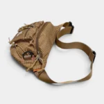 Sac Banane Nylon Ripstop Technique Outdoor Sac banane nylon ripstop outdoor marron caramel à carreaux, posé de côté avec une sangle réglable à boucle