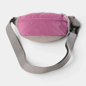 Sac banane nylon ripstop violet et rose colorblock posé de face, avec sangle grise à boucle plastique