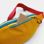 Sac banane multicolore outdoor, poche principale ouverte avec un carnet triangulaire en carton