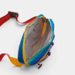 Sac banane multicolore vu de dessus, poche principale ouverte révélant des poches zippées intérieures