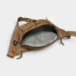 Sac Banane Nylon Ripstop Technique Outdoor Sac banane nylon ripstop beige outdoor, poche principale ouverte révélant un intérieur argenté contrasté