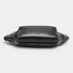 Sac banane en simili cuir noir posé à plat, vue de dessous avec sa sangle de portage