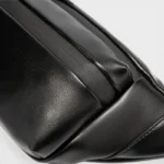 Sac banane simili cuir grainé noir, gros plan sur le dessus avec sa poignée de maintien