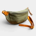 Sac Banane Toile Kaki Militaire Bandoulière Cuir Véritable Sac banane toile militaire vert kaki posé de face, avec bandoulière en cuir camel et boucle dorée