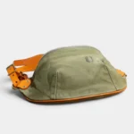 Sac Banane Toile Kaki Militaire Bandoulière Cuir Véritable Sac banane toile militaire vert kaki posé de côté, avec sangle et boucle en cuir naturel
