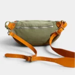 Sac Banane Toile Kaki Militaire Bandoulière Cuir Véritable Sac banane en toile vert kaki, vue arrière posé sur fond neutre, avec sangle et boucle en cuir orange