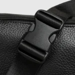 Sac Banane Homme Cuir Grainé Demi-Lune Sac banane homme en cuir grainé noir, gros plan sur la boucle à clip plastique de la sangle