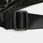 Sac Banane Homme Cuir Grainé Demi-Lune Sac banane en cuir grainé noir, gros plan sur la boucle de réglage en plastique de la sangle texturée