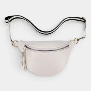 Sac banane en cuir grainé blanc ivoire posé à plat de face, avec sangle rayée et fermeture zippée dorée