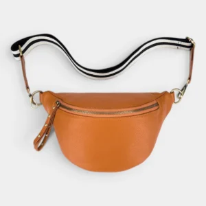 Sac banane en cuir grainé marron clair posé à plat de face, avec sangle rayée et fermoir doré
