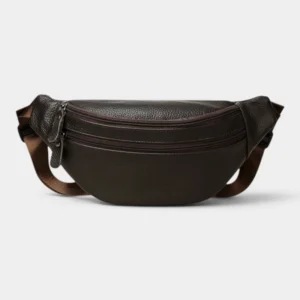Sac banane en cuir grainé marron foncé, présenté de face sur fond neutre avec une sangle réglable