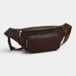Sac Banane Homme Cuir Grainé Minimaliste Sac banane en cuir grainé marron chocolat, posé de face avec une sangle réglable