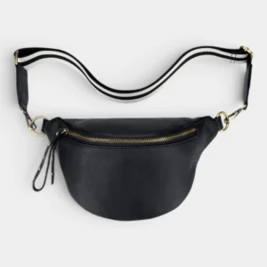 Sac banane cuir grainé noir posé à plat de face, avec sangle rayée et fermeture éclair dorée