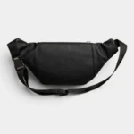 Sac Banane Homme Cuir Grainé Minimaliste Sac banane en cuir grainé noir, vue arrière posé à plat avec sangle ajustable à boucle plastique noire