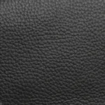 Sac Banane Homme Cuir Grainé Minimaliste Gros plan sur la texture grainée du sac banane en cuir noir, vue rapprochée sur la surface du matériau