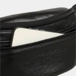 Sac Banane Homme Cuir Grainé Demi-Lune Sac banane en cuir grainé noir, gros plan sur la poche avant ouverte avec un smartphone