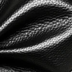 Sac banane homme en cuir grainé noir, gros plan sur la texture de la matière