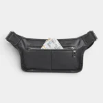 Sac banane cuir motard noir avec poche arrière ouverte laissant dépasser une carte, vue arrière