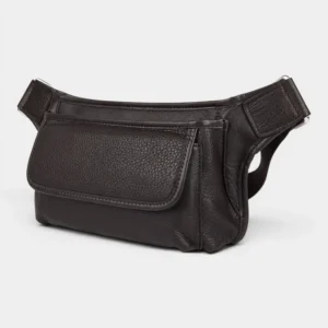Sac banane cuir motard poche rabat marron foncé posé de côté, silhouette compacte et sangle ajustable visible