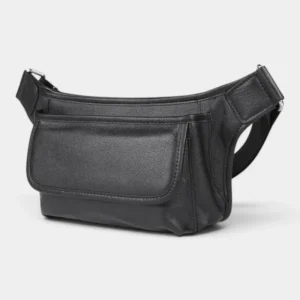 Sac banane cuir motard poche rabat noir posé de côté, silhouette compacte et sangle ajustable visible