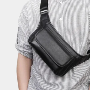 Sac banane cuir motard noir porté en bandoulière par un homme, vue de face sur le torse