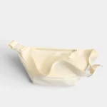 Grand sac banane femme en nylon crème, vue arrière posé à plat avec une sangle réglable
