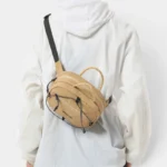 Sac Banane Technique Gorpcore Outdoor Nylon Ripstop Sac banane nylon beige porté en bandoulière dans le dos par une personne au style gorpcore outdoor