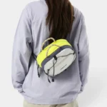 Sac Banane Technique Gorpcore Outdoor Nylon Ripstop Sac banane nylon bicolore jaune fluo et gris porté dans le dos par une femme au style gorpcore sportswear