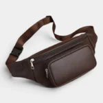 Sac Banane Homme Cuir Grainé Minimaliste Sac banane homme en cuir grainé marron, posé de face avec une sangle à clip plastique