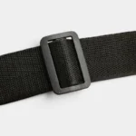 Sac Banane Homme Cuir Grainé Minimaliste Sac banane en nylon noir, gros plan sur la boucle rectangulaire en plastique mat de la sangle réglable