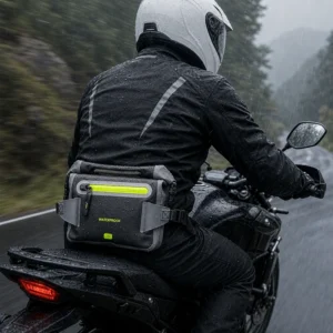 Sac banane étanche moto homme roll-top porté à la ceinture par un motard sous la pluie