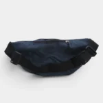 Sac banane en nylon bleu jean, vue arrière avec sangle noire réglable à boucle plastique
