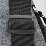 Sac banane en nylon gris, gros plan sur la boucle de sangle réglable noire vue de face