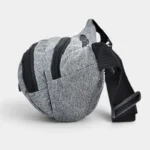 Sac banane en nylon gris chiné posé de côté, avec sangle à boucle plastique noire