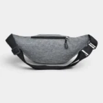 Sac banane en nylon gris chiné présenté de face, avec une sangle noire réglable